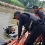 HINGGA PETANG INI KORBAN TENGGELAM DI KALI ANGKE BELUM JUGA DITEMUKAN TIM SAR GABUNGAN