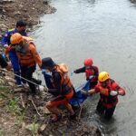 TIM SAR GABUNGAN TELAH TEMUKAN BOCAH YANG TENGGELAM DI KALI KOANG KARAWACI DALAM KEADAAN MENINGGAL DUNIA