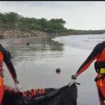 TIM SAR GABUNGAN TEMUKAN KORBAN TERSERET OMBAK DI PANTAI RAWAKALONG DALAM KEADAAN MENINGGAL DUNIA