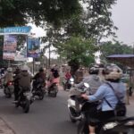 Macet ini sudah sering, dan pihak dinas terkait belum ada upaya penertiban ruang jalan tersebut, untuk pelancar arus lalu lintas jalan.