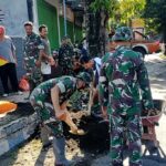 Peduli Kebersihan Lingkungan, Anggota Koramil Wlingi Gelar Kerja Bakti Pembersihan Drainase