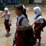 Bila Hujan air di halaman sekolah 20 cm hingga 50 cm, bisa anaknya bisa gatal karena air yang tergenang.