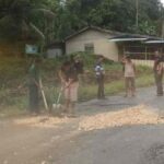 Desa Hiliuso Pihak Warga minta jalan yang berlobang dan agar di perbaiki, sehingga menhindari kecelakaan yang parah.