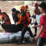 TIM SAR GABUNGAN TEMUKAN KORBAN YANG TENGGELAM DI KALI CILIWUNG DEPOK