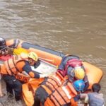 PEKERJA BANGUNAN YANG TENGGELAM DI CILIWUNG AKHIRNYA DITEMUKAN TIM SAR GABUNGAN.