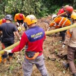 TIM SAR GABUNGAN CARI KORBAN YANG TERTIMBUN AKIBAT LONGSOR DI KOTA BOGOR