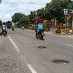 Jalan berlubang ditemukan pada sejumlah titik di ruas jalan nasional Cijulang-Pangandaran, Jawa Barat.