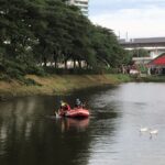 TIM SAR GABUNGAN CARI PRIA TANPA IDENTITAS YANG MENCEBURKAN DIRI DI DANAU LAGOON BEKASI