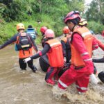 TIM SAR GABUNGAN CARI KORBAN TERSERET ARUS BANDANG SUNGAI CIMAHI SUKABUMI.