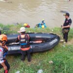 TIM SAR GABUNGAN SISIR KALI BEKASI HINGGA 11 KM CARI PRIA PARUH BAYA YANG DIDUGA TENGGELAM DI KALI BEKASI.