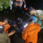 TIM SAR GABUNGAN TEMUKAN JASAD KORBAN TENGGELAM DI KALI CENGKARENG DRAIN.