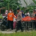 TIM SAR GABUNGAN TEMUKAN SATU DARI DUA KORBAN YANG TENGGELAM DI DANAU PERUMAHAN PURI NIRWANA BEKASI