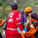 PERSONIL SAR GABUNGAN EVAKUASI KETIGA JASAD KORBAN TENGGELAM DARI DALAM DANAU KUARI CIGUDEG.