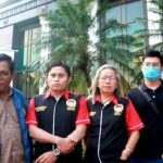 Kedatangan para korban ke OJK didampingi oleh kuasa hukumnya dari LQ Indonesia Law Firm. Mereka mempertanyakan peran dan tanggungjawab OJK selaku regulator.