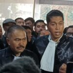 Usai keluar dari ruang pemeriksaan tampak kamaruddin simanjuntak murka lantaran dirinya.