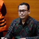 Diduga HT memberikan uang secara bertahap yang seluruhnya berjumlah Rp1.125 Milyar kepada Pegawai Negeri.