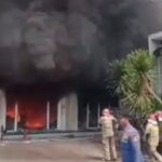 Indomaret Perumahan Gardenia Rajeg terbakar, para warga berhamburan kelaur.