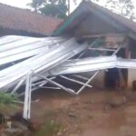 ANGIN PUTING BELIUNG ROBOHKAN ATAP RUMAH SEORANG WARTAWAN DI PRINGSEWU LAMPUNG