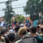 HADIR DI TENGAH DEMO, CAMAT PARUNG PANJANG DI HUJANI BATU DAN BOTOL AIR MINERAL