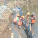 PENGERJAAN TURAP DI KALI PEMBUANG CIGARURA HILIR DESA SINDANG PANON KECAMATAN SINDANG JAYA, DI DUGA DI PAKSAKAN