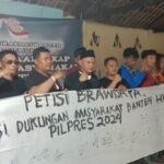 PEMBACAAN PETISI BRAWIJAYA DI BUBUHI CAP JEMPOL DARAH DI KAIN PUTIH 15 METER, GERAKAN RAKYAT BANTEN PEDULI DEMOKRASI BERSAMA MAHASISWA DAN ELEMENT MASYARAKAT BANTEN