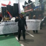 GERAKAN RAKYAT BANTEN PEDULI DEMOKRASI MEMBENTANGKAN PETISI BRAWIJAYA DI KAIN PUTIH SEPANJANG 15 METER YANG DI BUBUHI CAP JEMPOL DARAH DI KAIN DI DEPAN GEDUNG MPR/DPR RI