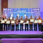 RESTUADY DAUD SERAHKAN PENGHARGAAN PADA AJANG ASKOMPSI DIGITAL LEADERSHIP GOVERNMENT AWARD 2024