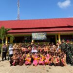 SATGAS PAMTAS YONARMED 11 KOSTRAD BAGIKAN ALAT TULIS DI SD NEGRI 003 SEBATIK BARAT