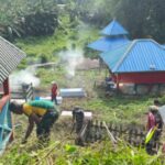 Satgas Pamtas Yonarmed 11 Kostrad Bersama Warga Gelas  Karya Bakti Bersihkan  Makam di Desa Tau Lumbis