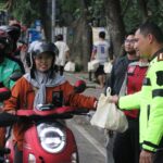 Polres Metro Tangerang Kota Sebar 200 Takjil Jelang Berbuka Puasa Ramadhan